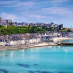 Déguster des huîtres à Cancale, au port de la Houle : un aperçu d’une expérience locale, sans garantir l’origine des produits.