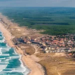 Surf et nature à Lacanau se rencontrent sur le littoral atlantique ; les conditions et l’accès restent à vérifier avant de choisir sa plage.