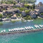 Yvoire se découvre comme un village ancien au bord du Léman, entre ruelles fleuries et ouverture vers le lac, sans prétendre restituer un lieu exact.