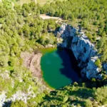 Le gouffre de l’Œil Doux évoque une découverte entre eau émeraude, roche claire et garrigue, sans identifier ce paysage comme une photo authentifiée du site.