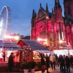 Le marché de Noël de Mulhouse s’inscrit place de la Réunion, dans une ambiance de début de soirée, sans représenter une édition 2026 authentifiée.