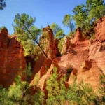 Le secteur du Sahara à Rustrel introduit une promenade au milieu des reliefs ocre, sans résumer les autres perspectives du site.