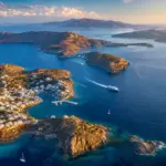 Voyage dans les îles grecques, entre port insulaire et côte rocheuse ; le lieu n’est pas identifié et ne représente pas un itinéraire précis.