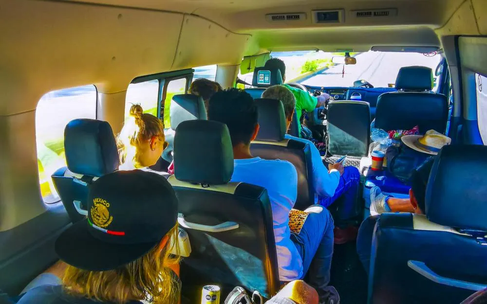 Voyageurs et bagages à l’intérieur d’un minibus.