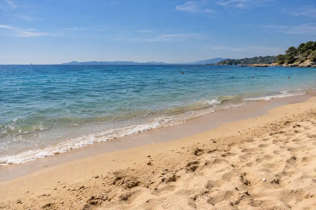 Le sable occupe le premier plan du front de mer de Juan-les-Pins, où plages publiques et privées se succèdent selon les secteurs.