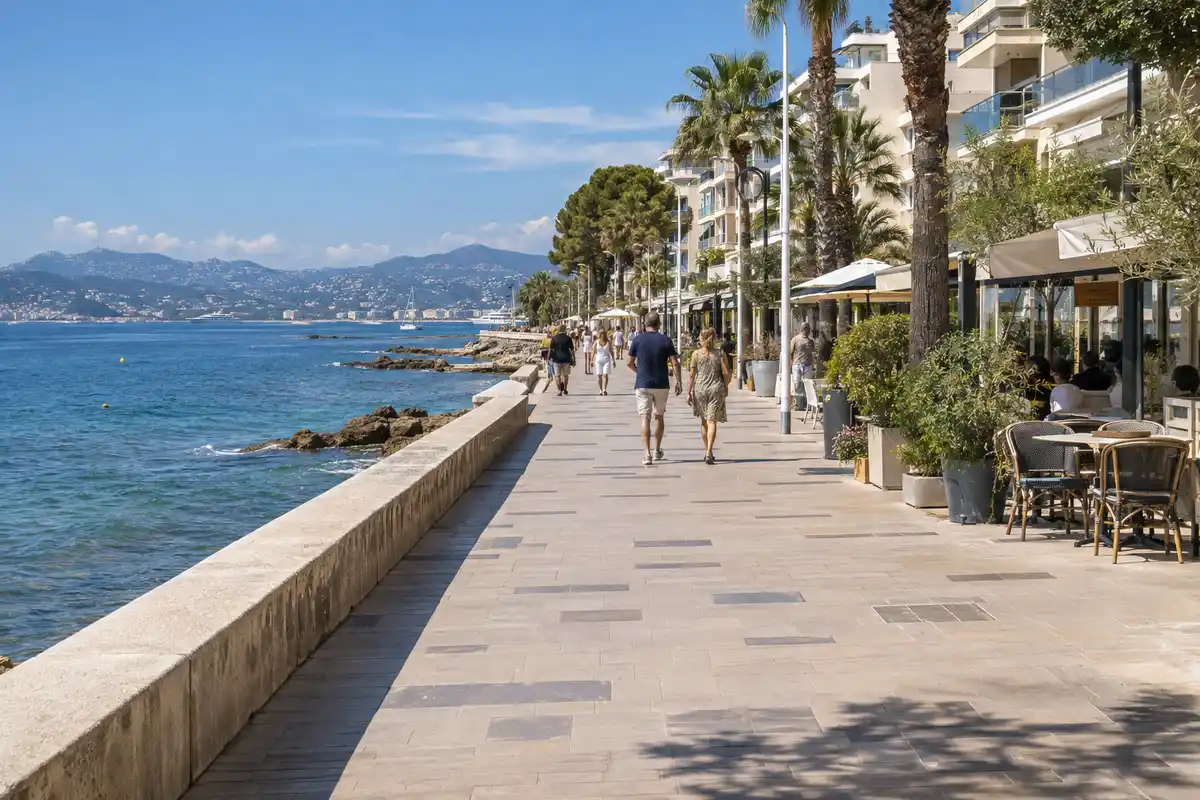 La Promenade du Soleil longe la Méditerranée et les cafés de Juan-les-Pins, offrant un parcours de découverte au bord de l’eau.