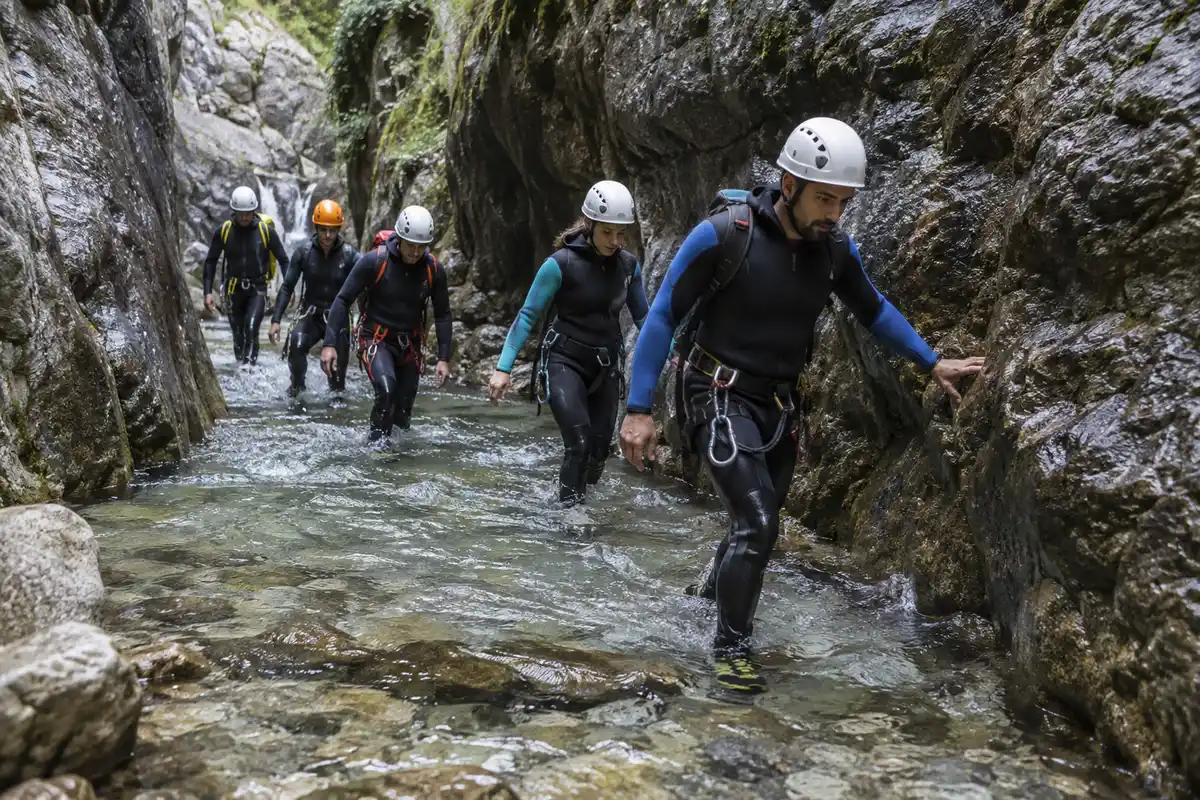 Le canyoning se découvre en groupe dans une gorge naturelle, mais le visuel ne permet pas d’identifier une offre ou un lieu précis.