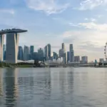 Singapour sert de point de départ à ce guide pour localiser le pays et choisir ensuite une carte adaptée à son objectif.