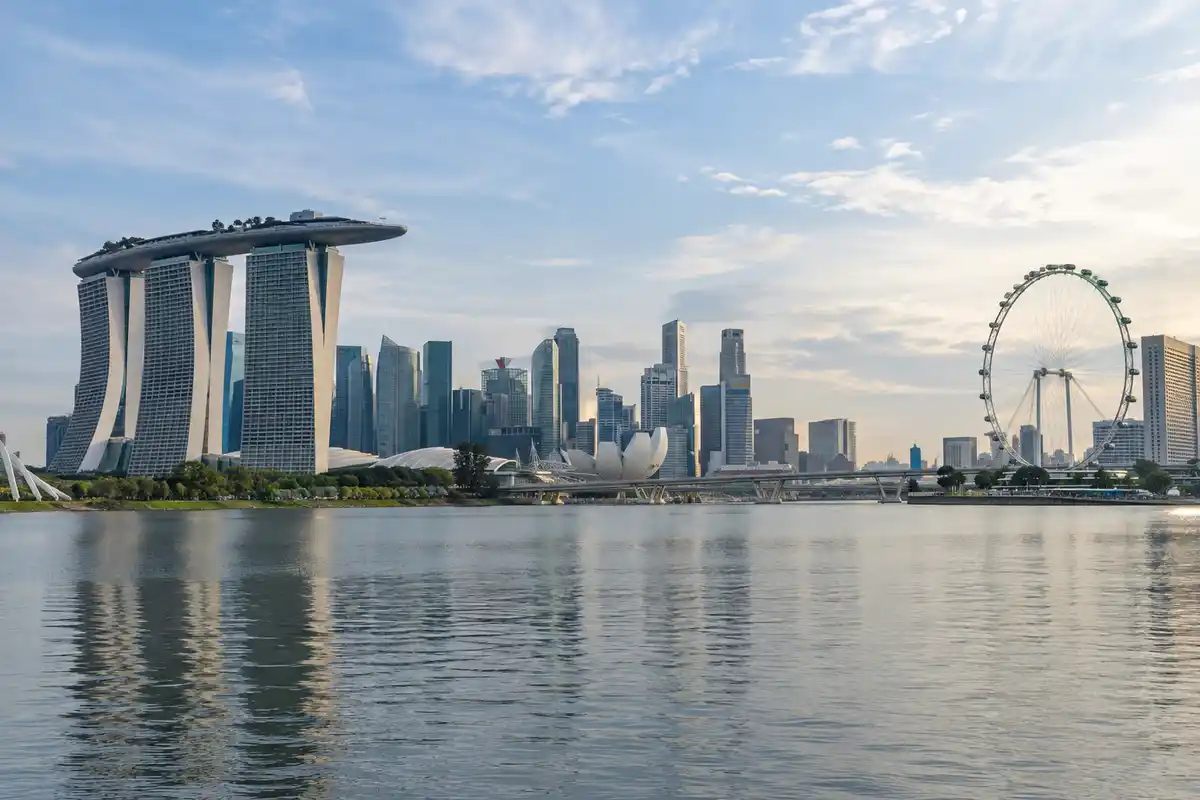 Singapour sert de point de départ à ce guide pour localiser le pays et choisir ensuite une carte adaptée à son objectif.