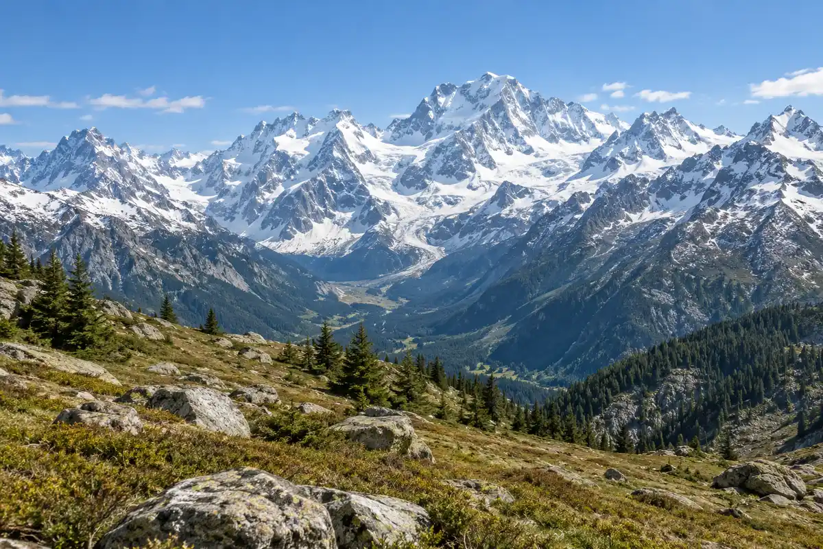 Un panorama alpin enneigé évoque les sujets panoramiques du Brévent, de la Flégère ou du lac Blanc, sans identifier le lieu ni garantir l’accès.