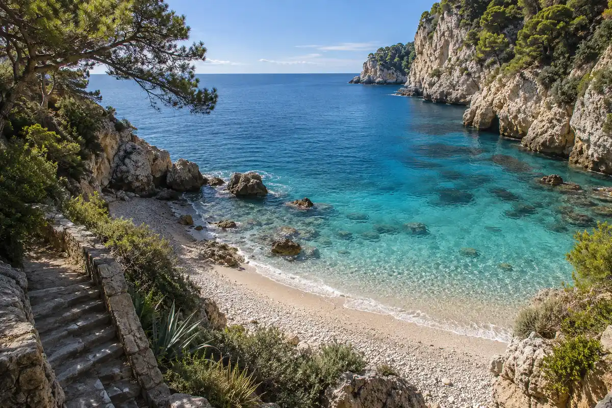 La Mala offre un cadre de crique de sable fin et de petits galets, avec un accès possible par les escaliers de la Mala et de la Solitude.
